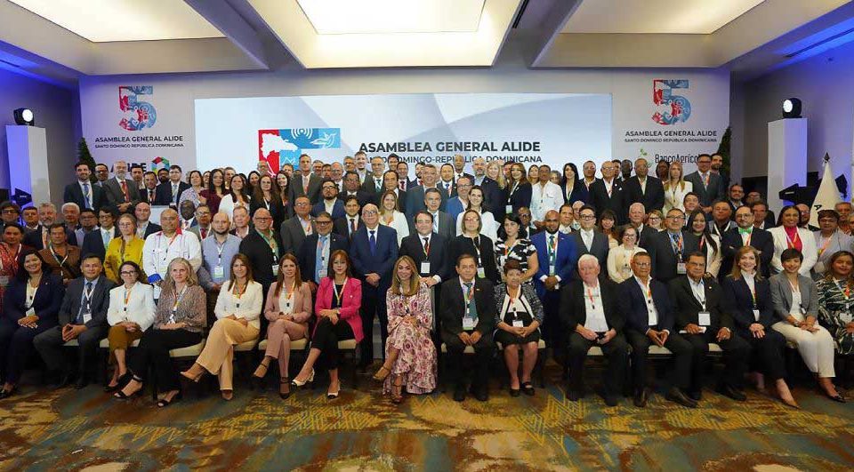 Fotografía de grupo de Asamblea General de la Asociación Latinoamericana de Instituciones Financieras para el Desarrollo
