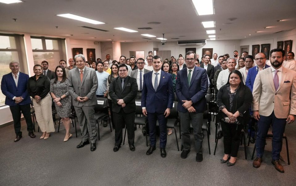 grupo de personas en evento pyme banecuador