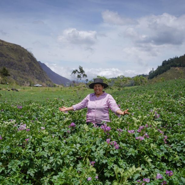 mujer en campo